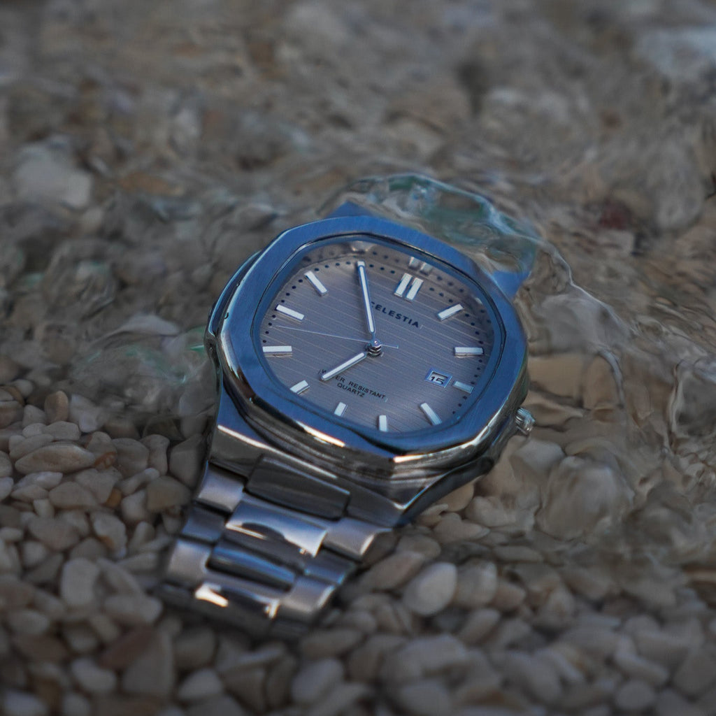 Celestia Chronon mechanische Herrenuhr aus Edelstahl am Meer im Wasser