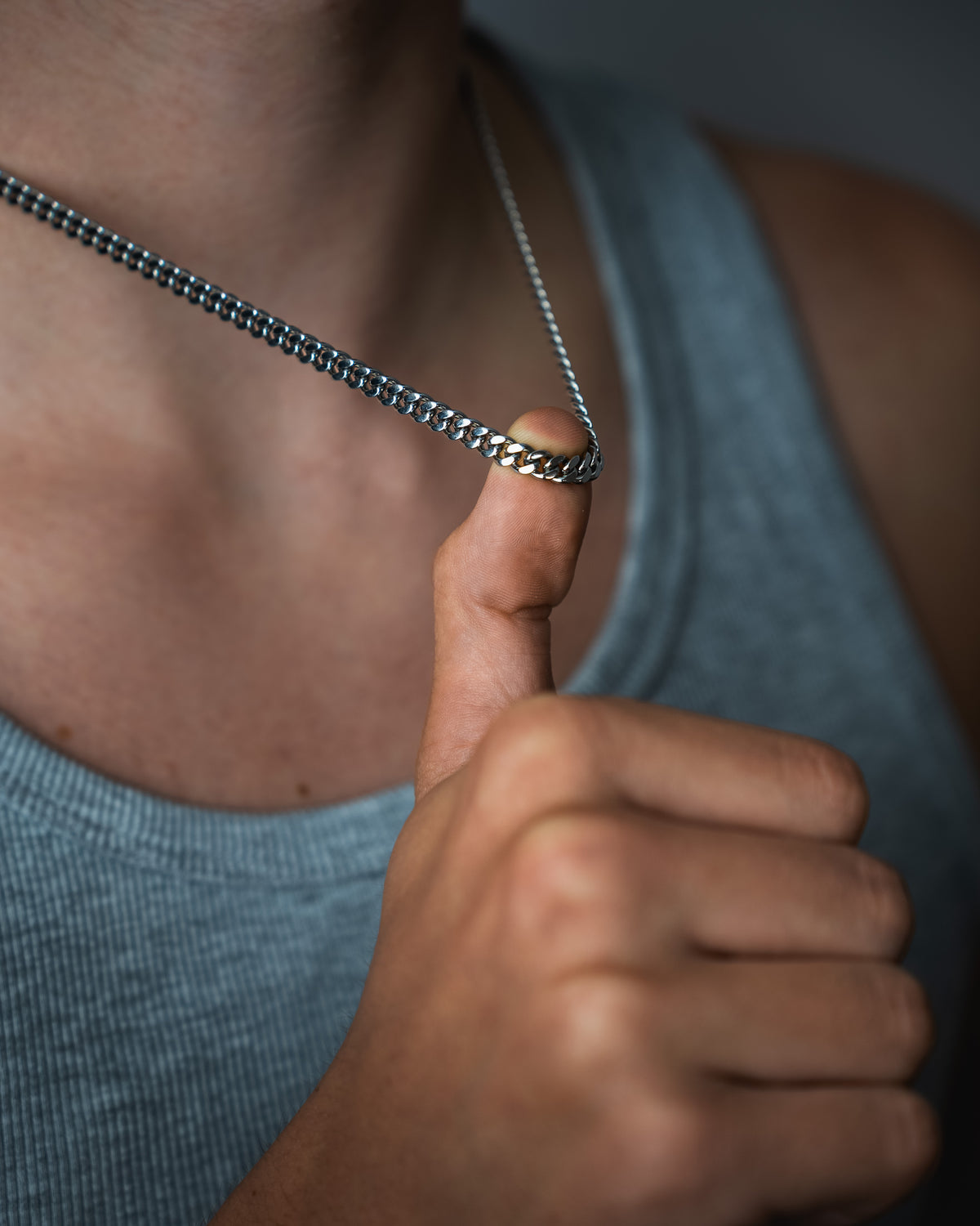 Celestia Cuban Chain am Hals eines Mannes in silber