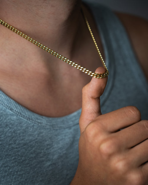 Celestia Cuban Chain am Hals eines Mannes in gold