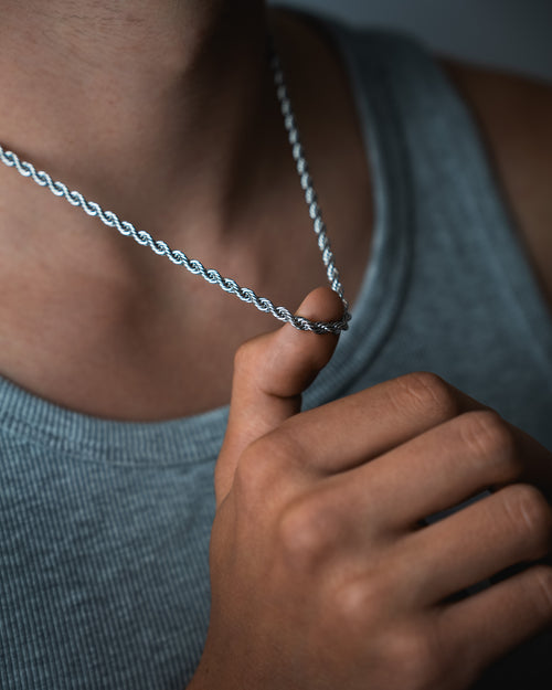 Celestia Rope Chain am Hals eines Mannes in silber