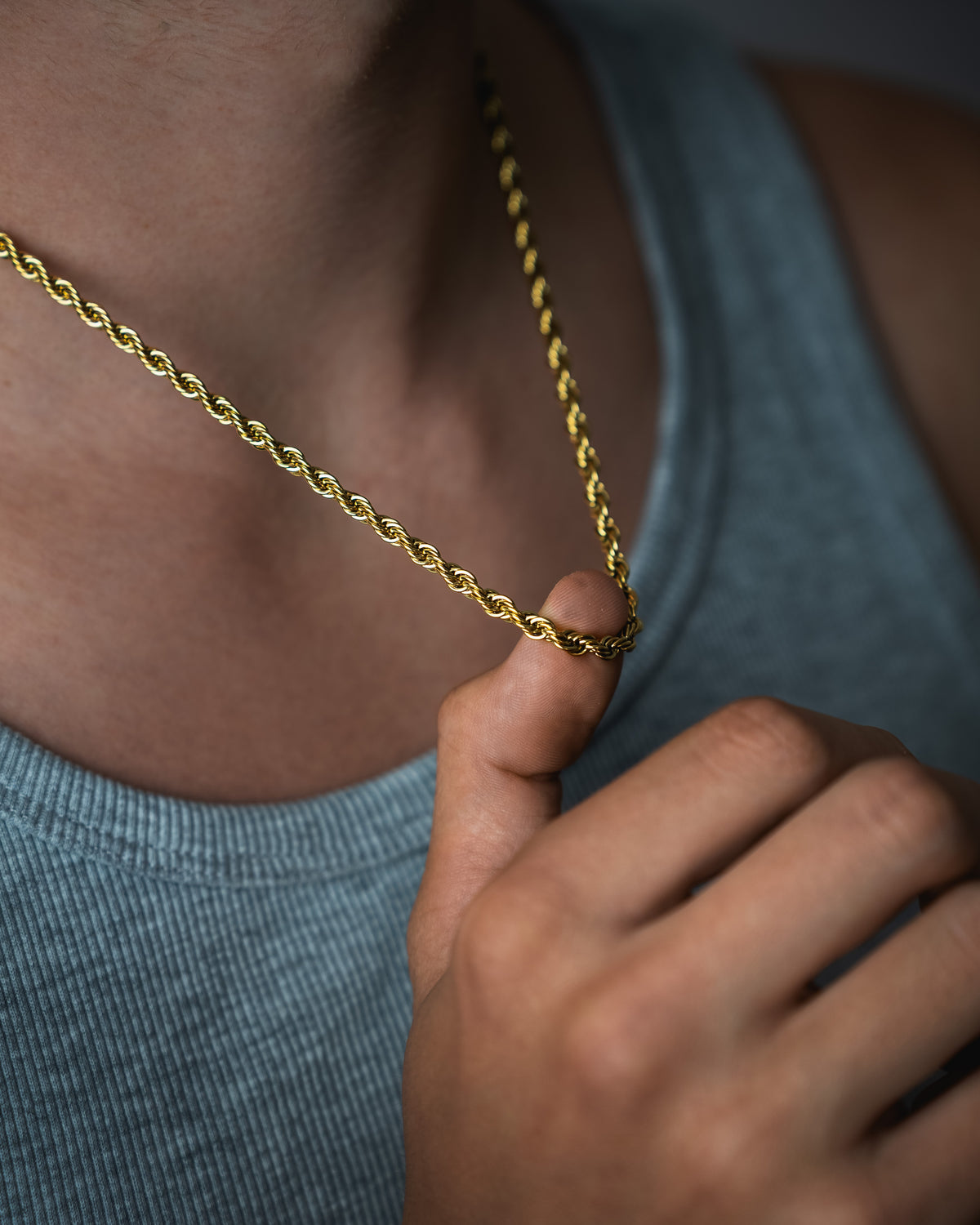 Celestia Rope Chain am Hals eines Mannes in gold