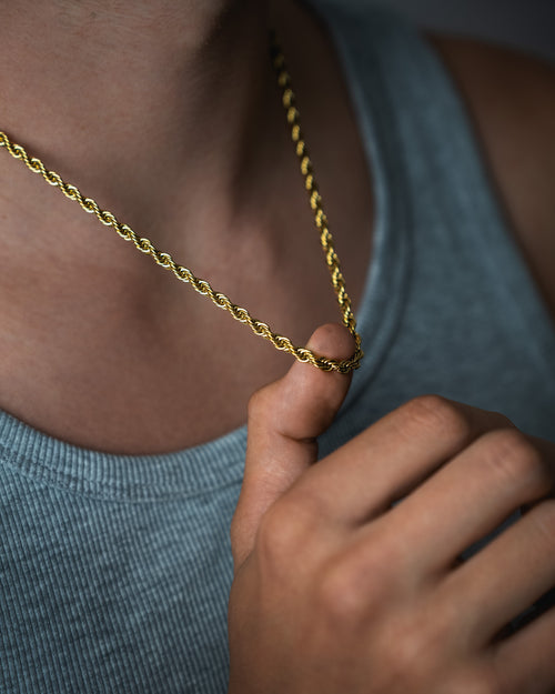 Celestia Rope Chain am Hals eines Mannes in gold